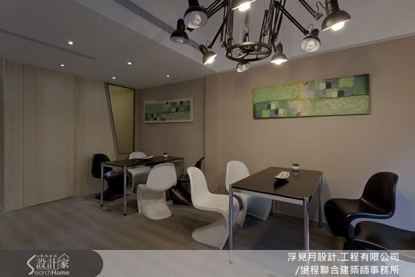 休憩區以舒適的藕色作為主要色調,讓工作環境多了幾分像家一樣的自在質感。 休憩區以舒適的藕色作為主要色調,讓工作環境多了幾分像家一樣的自在質感。