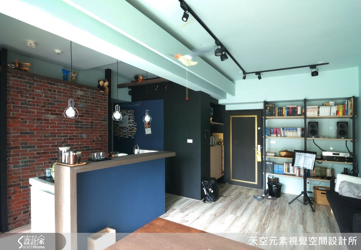 大膽接受背包客屋主對於家的工業風挑戰,設計師充分滿
