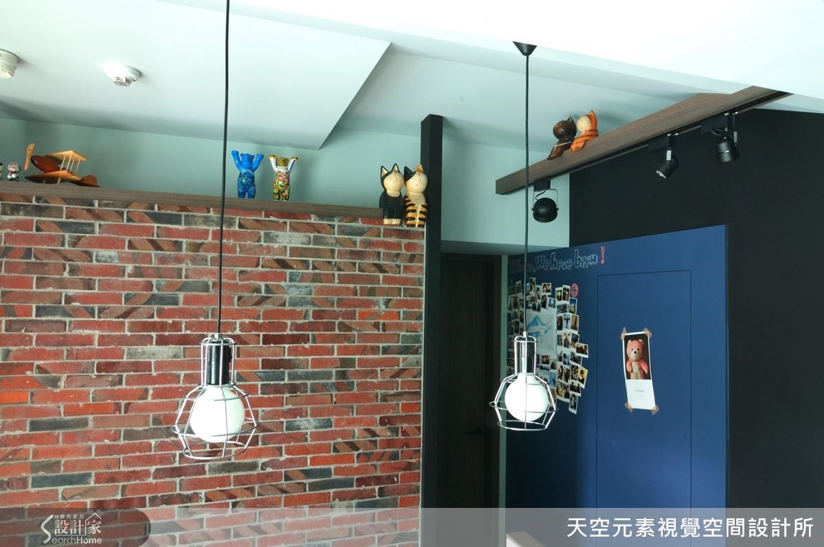大膽接受背包客屋主對於家的工業風挑戰,設計師充分滿