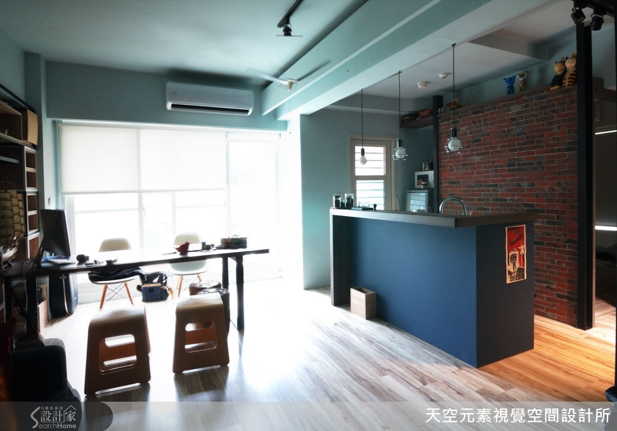 大膽接受背包客屋主對於家的工業風挑戰,設計師充分滿