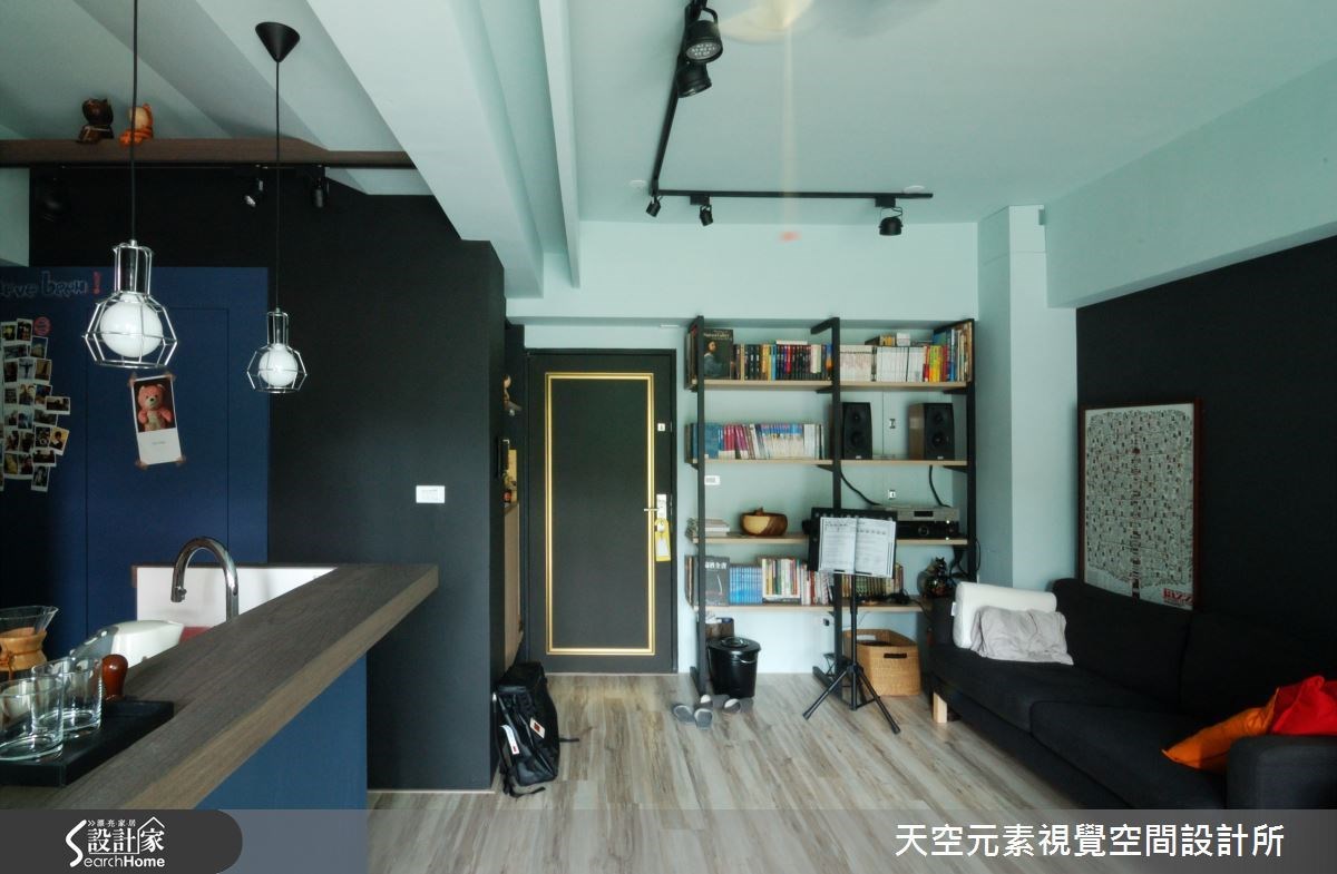 上面的凹槽其實是投影幕,屋主白天他們不會看電視,這樣的設計十分符合屋主要的! 上面的凹槽其實是投影幕,屋主白天他們不會看電視,這樣的設計十分符合屋主要的!