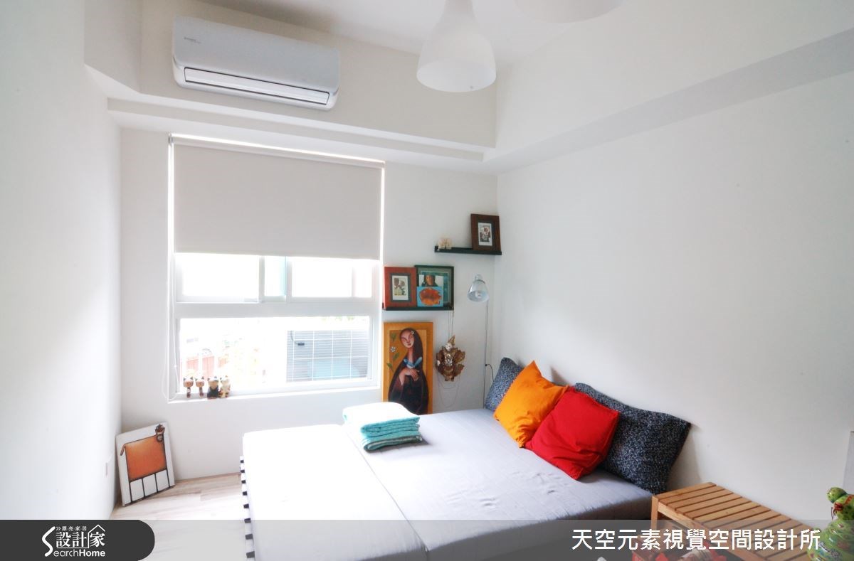 客臥也以白色為主色調充分發揮極簡風格的特色,再搭配幾個特色單品裝飾,簡單而乾淨的規劃令人備感舒服。 客臥也以白色為主色調充分發揮極簡風格的特色,再搭配幾個特色單品裝飾,簡單而乾淨的規劃令人備感舒服。