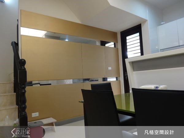 利用色彩特色,為用餐空間加入活潑的氣息,再運用鏡面反射,讓空間有放大的視覺效果。 利用色彩特色,為用餐空間加入活潑的氣息,再運用鏡面反射,讓空間有放大的視覺效果。