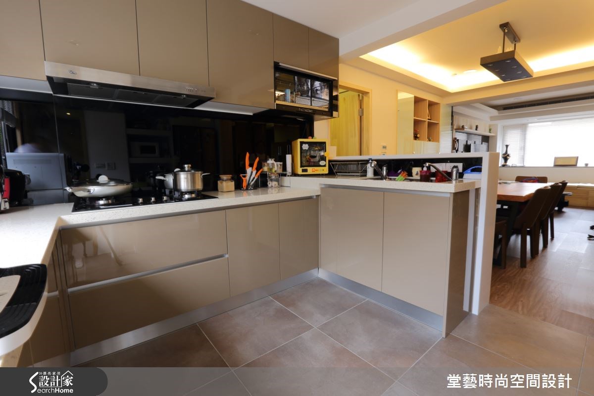 這間位於臺北市的 30 坪居家空間,屬於中古屋改建的案
