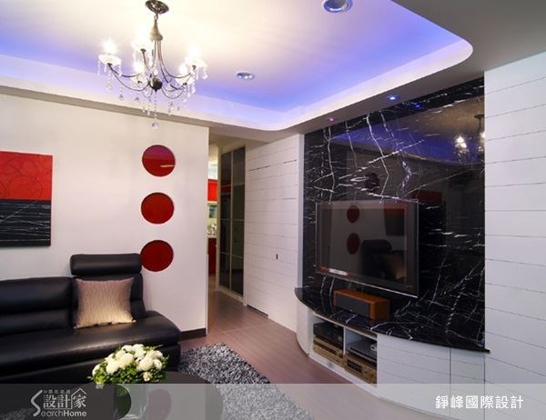客廳牆面上的紅色造型設計呼應後方廚房的顏色,將整體空間作延續。 客廳牆面上的紅色造型設計呼應後方廚房的顏色,將整體空間作延續。