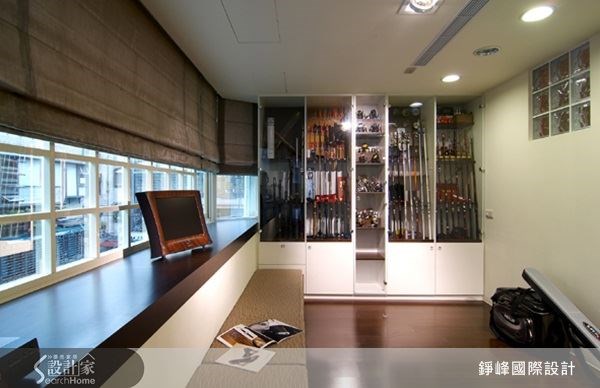 收藏屋主興趣嗜好的房間,大面開窗引進更多自然光線。 收藏屋主興趣嗜好的房間,大面開窗引進更多自然光線。