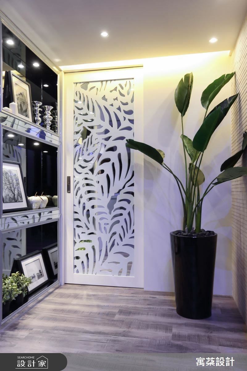 居家邊角也配置鏡面展示櫃,不僅可提供展示功能,也營造景深效果。 居家邊角也配置鏡面展示櫃,不僅可提供展示功能,也營造景深效果。