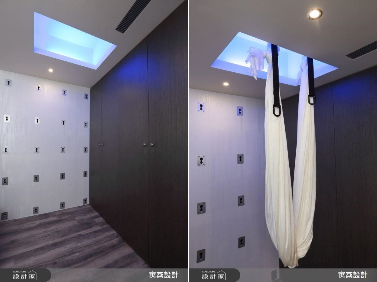 因為屋主有練空中瑜珈的運動習慣,設計師發揮巧思,尤其考究施工與五金,在臥房天花板內安裝瑜珈設備;且因瑜珈姿勢需踩踏在牆,所以設計師避免了滑面材質,採以壁布妝點牆面,不僅具安全實用性,也方便清潔與替換。 因為屋主有練空中瑜珈的運動習慣,設計師發揮巧思,尤其考究施工與五金,在臥房天花板內安裝瑜珈設備;且因瑜珈姿勢需踩踏在牆,所以設計師避免了滑面材質,採以壁布妝點牆面,不僅具安全實用性,也方便清潔與替換。