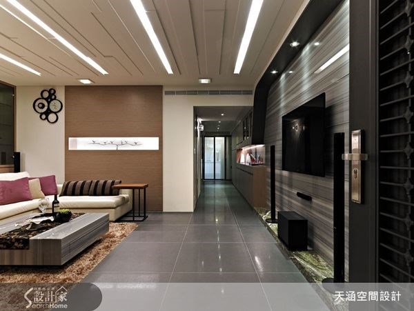 天花板的燈溝設計呼應了基地的長型結構,讓視覺效果可以得到延伸。 天花板的燈溝設計呼應了基地的長型結構,讓視覺效果可以得到延伸。