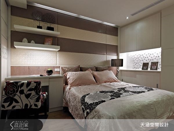 主臥室以柔和的色調打造寧靜安穩的睡眠環境,搭配雙色繃布材質構築而成的床頭牆面,在簡單之中也富有美感變化。 主臥室以柔和的色調打造寧靜安穩的睡眠環境,搭配雙色繃布材質構築而成的床頭牆面,在簡單之中也富有美感變化。