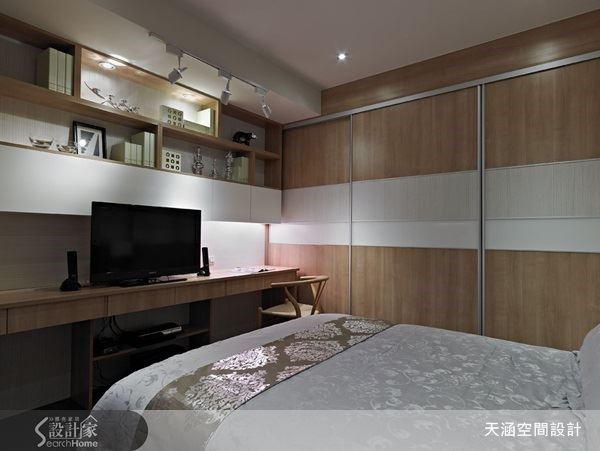 以原木質感打造出兼具閱讀機能的臥室空間,充足的櫃體與寬敞的桌面提供了完備的機能需求。 以原木質感打造出兼具閱讀機能的臥室空間,充足的櫃體與寬敞的桌面提供了完備的機能需求。