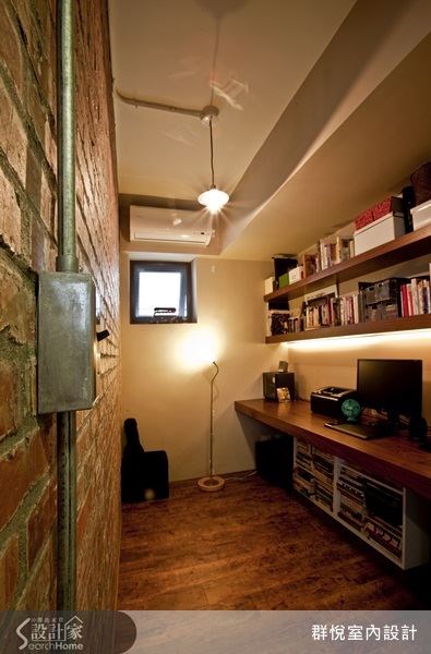 利用長型檯面作為書桌工作檯,再以層板方便屋主擺放書籍與雜物,使書房空間簡約又俐落。 利用長型檯面作為書桌工作檯,再以層板方便屋主擺放書籍與雜物,使書房空間簡約又俐落。