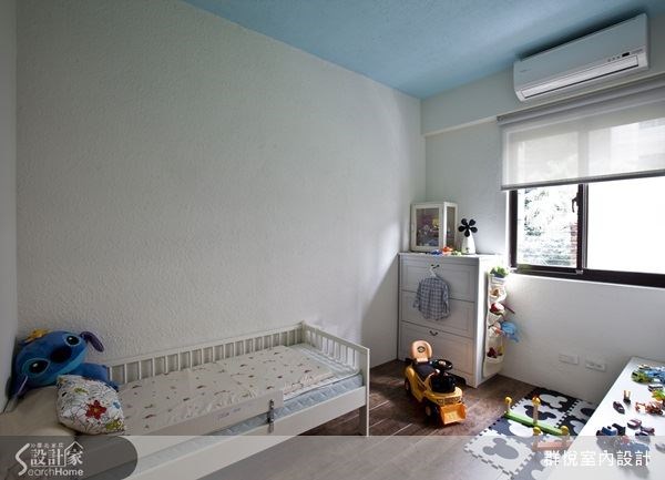 挑選合適的色彩,就能為住臥空間添加更多的居住樂趣!依據屋主與家人的喜好,選擇像是藍綠色壁面,給人優雅的氣息,配搭上格窗,更能烘托出精品感的居家空間;兒童房就以藍色天花為主視覺,帶動出活力感。 挑選合適的色彩,就能為住臥空間添加更多的居住樂趣!依據屋主與家人的喜好,選擇像是藍綠色壁面,給人優雅的氣息,配搭上格窗,更能烘托出精品感的居家空間;兒童房就以藍色天花為主視覺,帶動出活力感。
