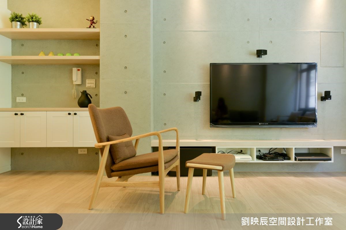 簡潔的壁面設計,映襯出清水模特有的風格,再以層板收納櫃,收納影音設備,讓電視背牆大方又現代。 簡潔的壁面設計,映襯出清水模特有的風格,再以層板收納櫃,收納影音設備,讓電視背牆大方又現代。
