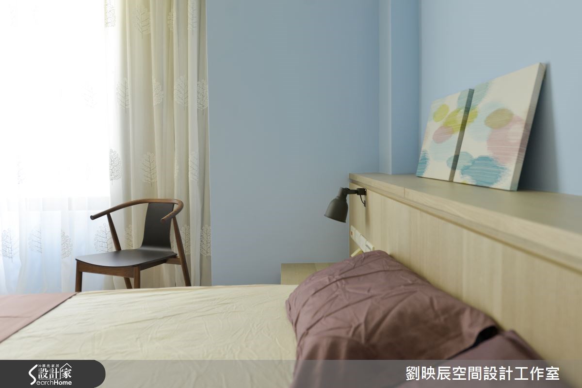 像是運用木紋收納櫃,或是天藍色壁面,都能為私人的住臥空間,展現出個人的居住品味。 像是運用木紋收納櫃,或是天藍色壁面,都能為私人的住臥空間,展現出個人的居住品味。