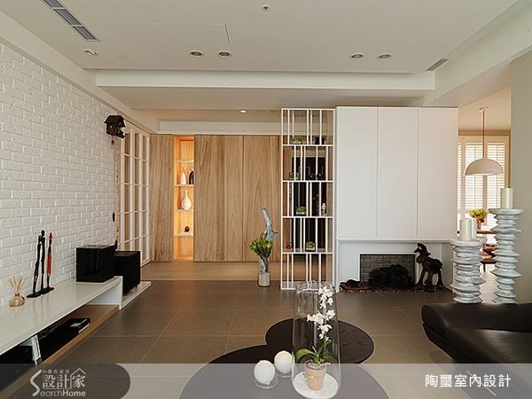 運用歐美住宅中不可缺少的壁爐元素來打造端景櫃體,讓每年習慣歡慶耶誕節的屋主一家人,過節氛圍更富情調。 運用歐美住宅中不可缺少的壁爐元素來打造端景櫃體,讓每年習慣歡慶耶誕節的屋主一家人,過節氛圍更富情調。
