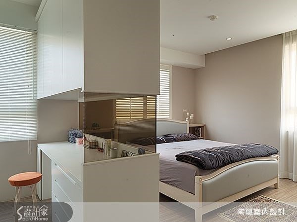 主臥室內部以一座化妝台兼收納櫃體將睡眠區與更衣室區分開來,櫃體中段使用茶色玻璃打造穿透式設計,讓櫃體不顯沉重而具有輕盈質感。 主臥室內部以一座化妝台兼收納櫃體將睡眠區與更衣室區分開來,櫃體中段使用茶色玻璃打造穿透式設計,讓櫃體不顯沉重而具有輕盈質感。