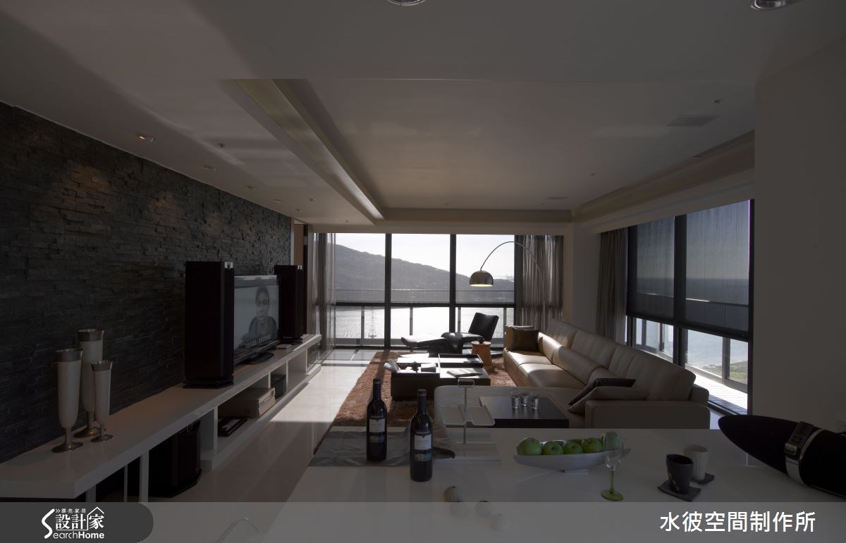 客廳的盡頭是觀音山靜靜橫躺於水面,黑石英文化石牆面則讓整體空間更低調 客廳的盡頭是觀音山靜靜橫躺於水面,黑石英文化石牆面則讓整體空間更低調