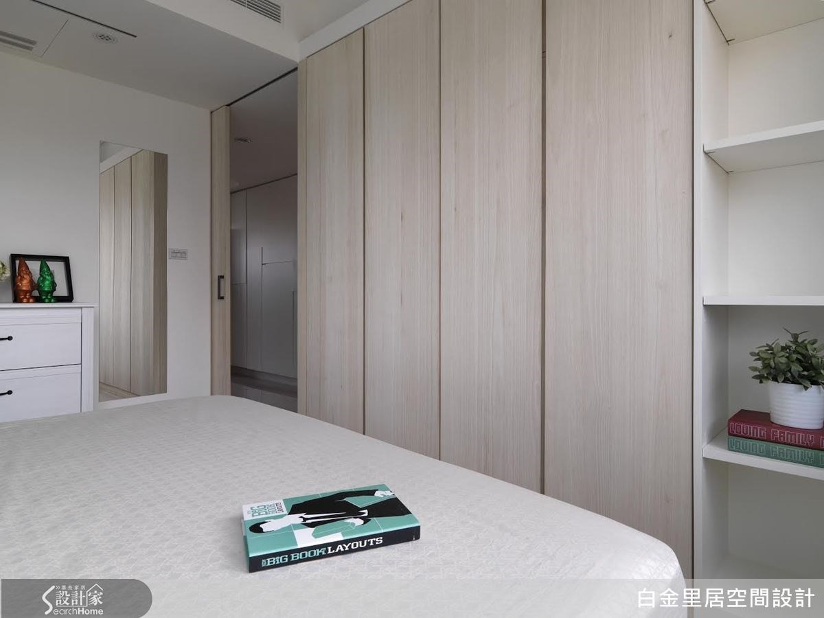 本案雖然只有 14 坪,但主臥室實在是寬敞得令人羨慕啊!海島型木地板為空間帶來舒適質感,床架的外沿懸空設計則是設計師細心考慮到居住者移動時的動線安全所特意打造;而純淨澄透的湖水色主牆讓整個空間感變得更加明亮輕盈。當然,最重要的收納機能也毫不馬虎,量身訂做的整面木質感衣櫃完整滿足了屋主的收納需求。每天能夠在這樣清爽的環境下迎接一天的開始,真是好奢侈的幸福呢~ 本案雖然只有 14 坪,但主臥室實在是寬敞得令人羨慕啊!海島型木地板為空間帶來舒適質感,床架的外沿懸空設計則是設計師細心考慮到居住者移動時的動線安全所特意打造;而純淨澄透的湖水色主牆讓整個空間感變得更加明亮輕盈。當然,最重要的收納機能也毫不馬虎,量身訂做的整面木質感衣櫃完整滿足了屋主的收納需求。每天能夠在這樣清爽的環境下迎接一天的開始,真是好奢侈的幸福呢~