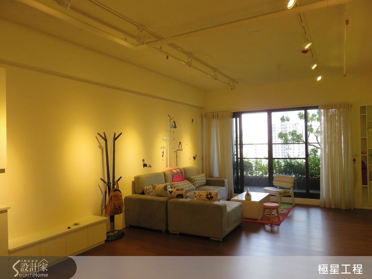 空間以白色為基調,創造北歐風的明亮感,同時因應預算與施工時間,巧妙融入 loft 風格的裸露天花板設計,打造出混搭風居宅。 空間以白色為基調,創造北歐風的明亮感,同時因應預算與施工時間,巧妙融入 loft 風格的裸露天花板設計,打造出混搭風居宅。