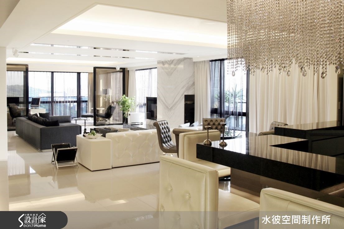 開放場域以無走道來設計,再以塊狀整合各個空間,從書房、客廳、餐廳、廚房到吧台,各自獨立卻又連結 開放場域以無走道來設計,再以塊狀整合各個空間,從書房、客廳、餐廳、廚房到吧台,各自獨立卻又連結
