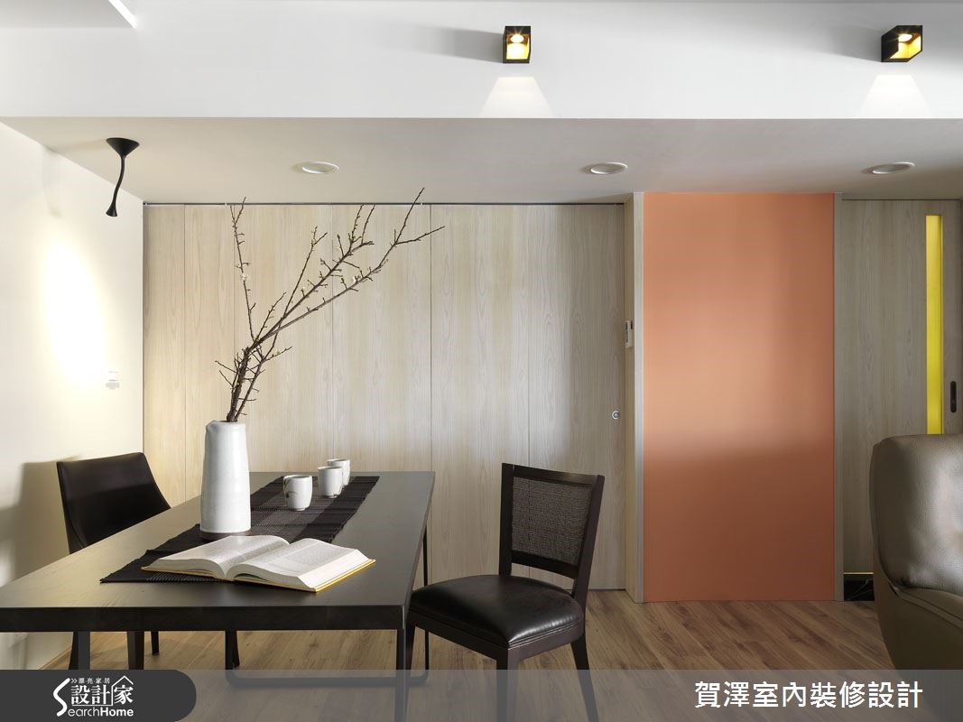 陽光恣意地在居家空間裡流動,映照在那溫潤色調的家具