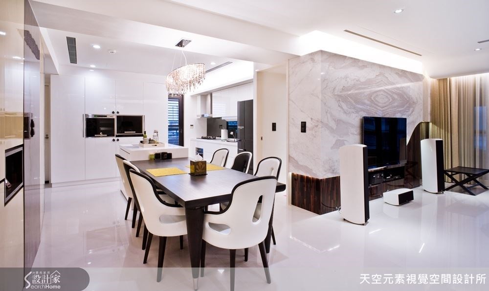 開放式的餐廚區域使得屋內的生活動線得到好的串聯。 開放式的餐廚區域使得屋內的生活動線得到好的串聯。