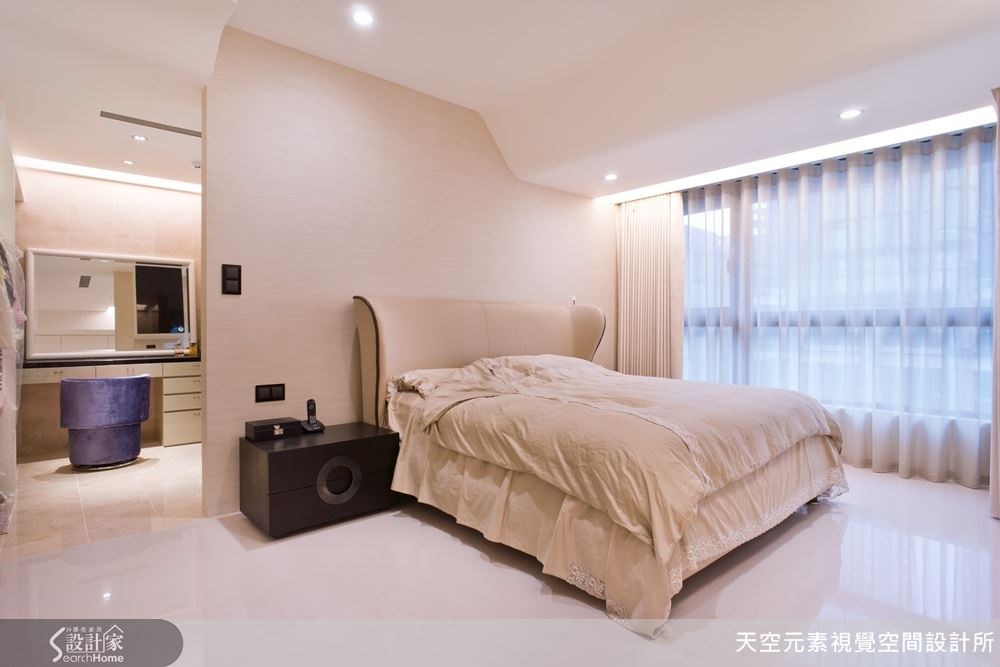 主臥房也以乾淨俐落的白色調規畫,搭配天花板的線條,呈現另一種現代感。 主臥房也以乾淨俐落的白色調規畫,搭配天花板的線條,呈現另一種現代感。
