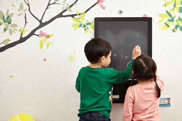 牆面繽紛富趣意,更開闢出可塗鴨、互動的場域,幫助孩子成長。 牆面繽紛富趣意,更開闢出可塗鴨、互動的場域,幫助孩子成長。