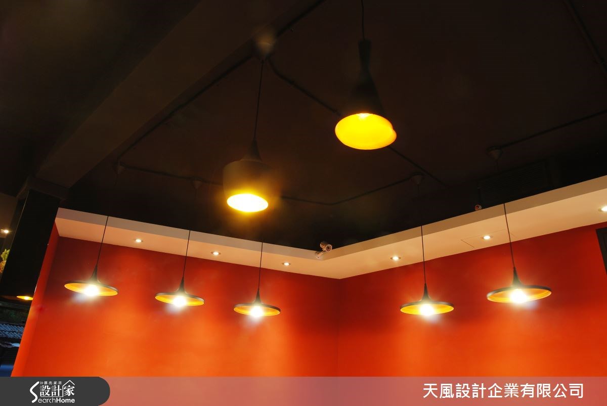 台北市文山區一間漏水老屋,空間僅 13 坪,且格局呈不