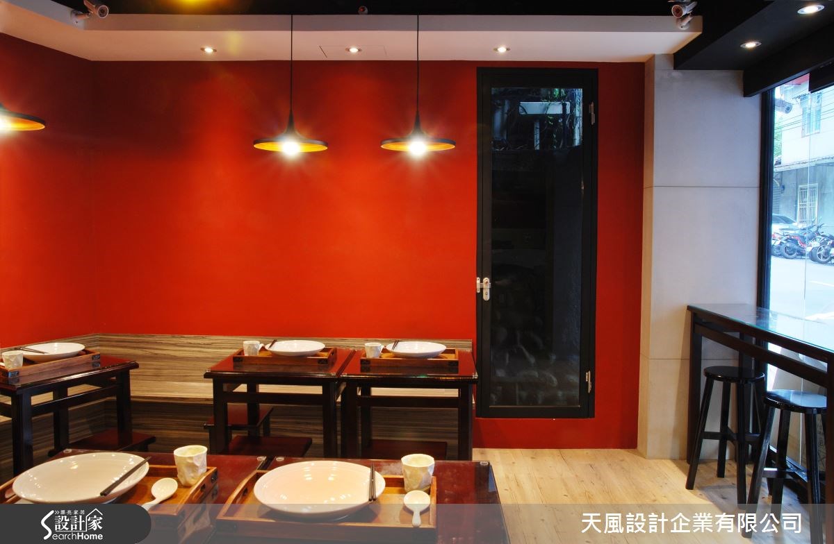 台北市文山區一間漏水老屋,空間僅 13 坪,且格局呈不