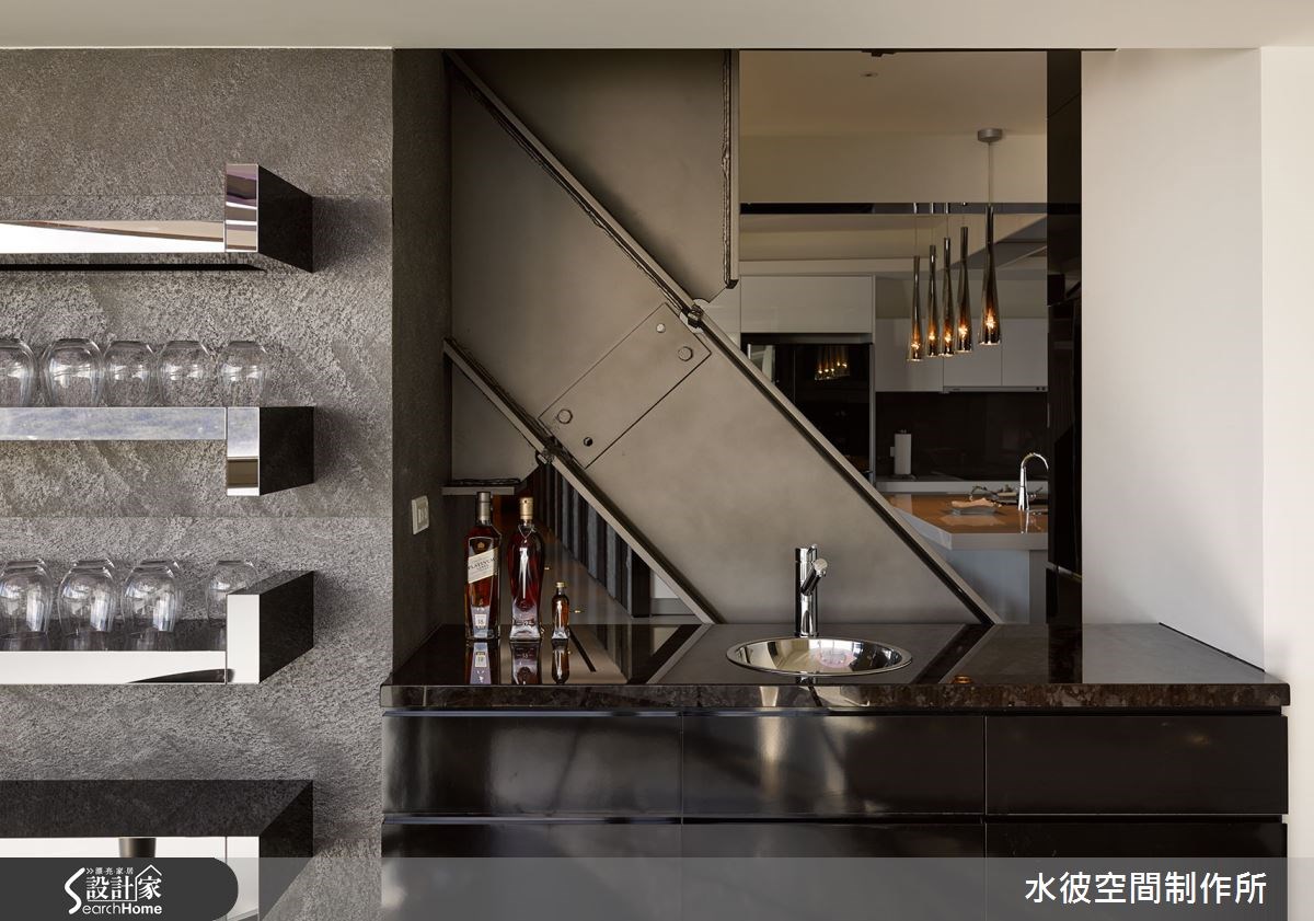 保留原建築結構的斜鋼樑,並於其上上金屬漆,與空間協調,成為獨一無二的空間裝置。 保留原建築結構的斜鋼樑,並於其上上金屬漆,與空間協調,成為獨一無二的空間裝置。
