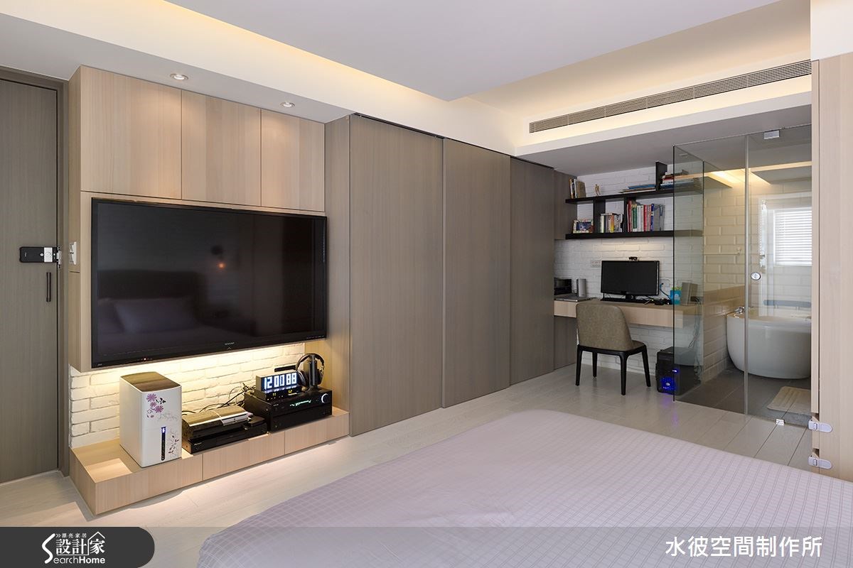 主臥浴廁以玻璃隔間,視覺延伸貫穿 主臥浴廁以玻璃隔間,視覺延伸貫穿