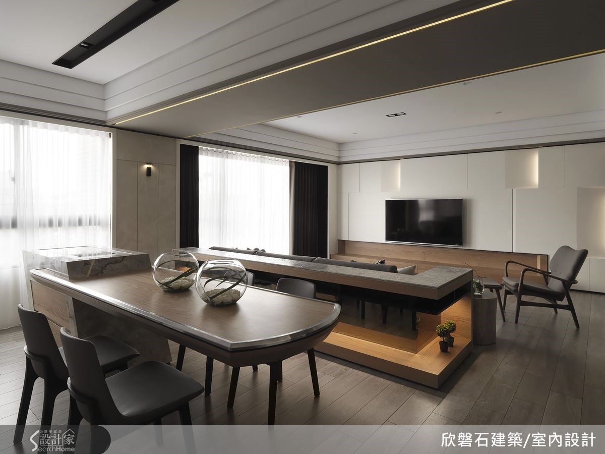 開放式的格局讓居住者可以自由移動,沙發後方是屋主夫妻最喜歡的泡茶聊天場所。 開放式的格局讓居住者可以自由移動,沙發後方是屋主夫妻最喜歡的泡茶聊天場所。