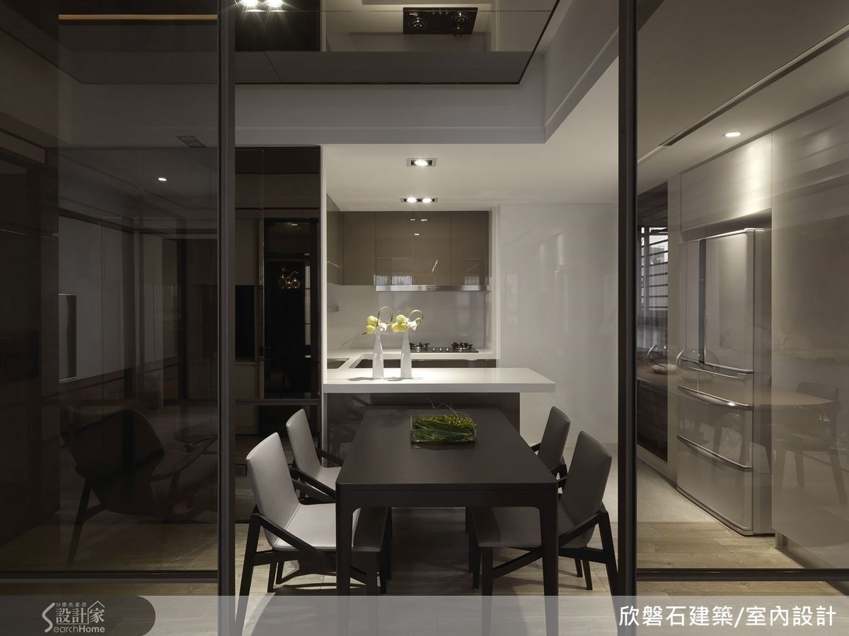 以透明的茶玻拉門來彈性隔間,讓光線流動更加順暢,也能阻隔油煙、甚至避免冷氣流出。 以透明的茶玻拉門來彈性隔間,讓光線流動更加順暢,也能阻隔油煙、甚至避免冷氣流出。