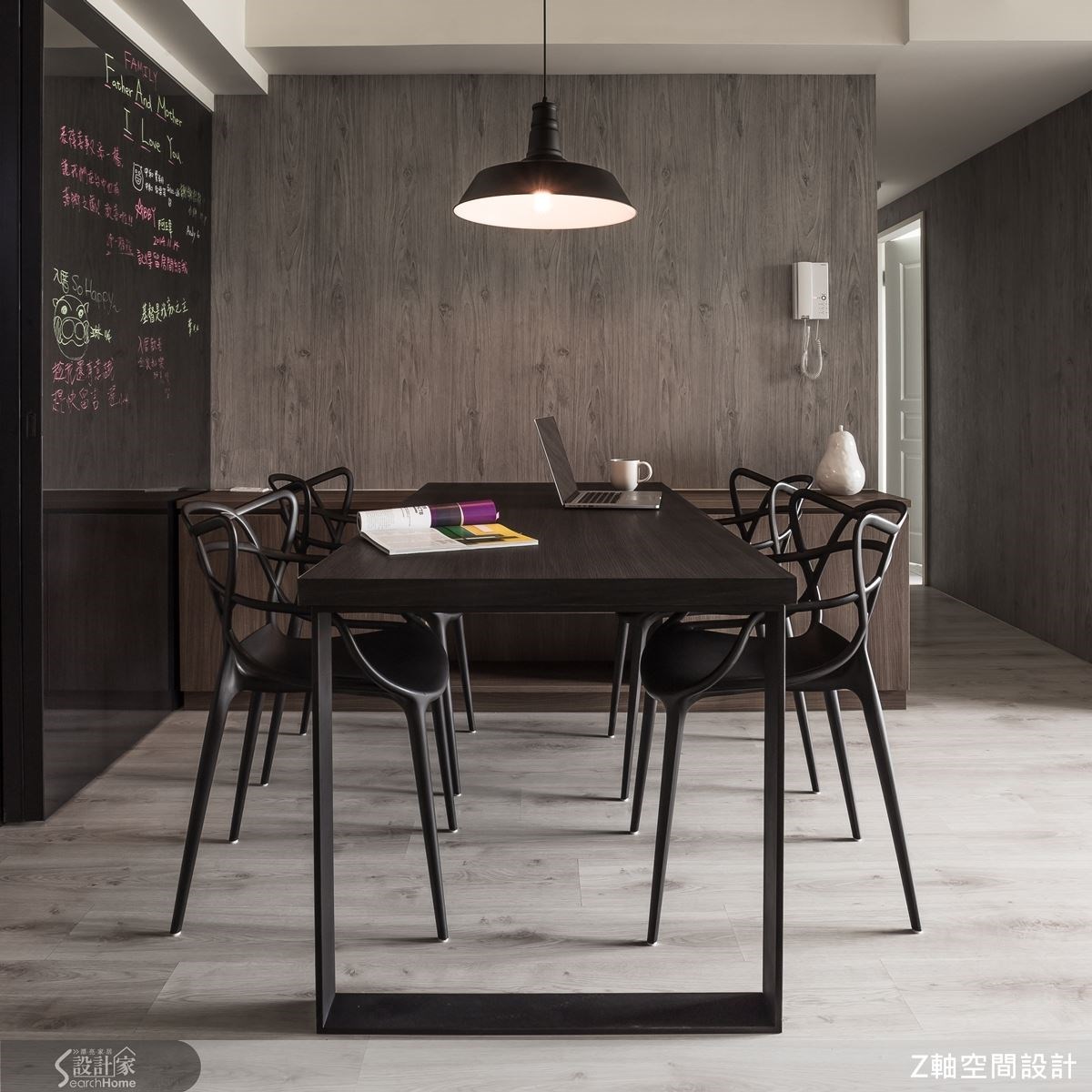工業風的燈飾配上黑色系餐桌椅,洗鍊簡約的線條設計,讓餐廳空間顯得摩登又時髦。 工業風的燈飾配上黑色系餐桌椅,洗鍊簡約的線條設計,讓餐廳空間顯得摩登又時髦。