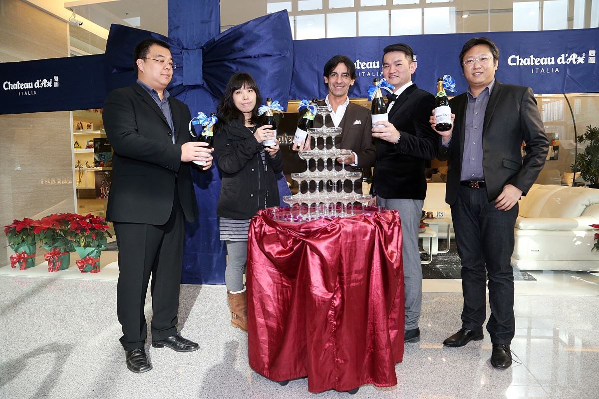 Chateau d’Ax 夏圖以香檳塔儀式熱烈慶祝品牌在台灣首次開幕。 Chateau d’Ax 夏圖以香檳塔儀式熱烈慶祝品牌在台灣首次開幕。