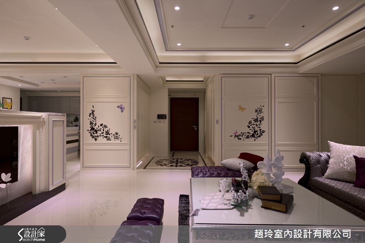 將印象中的新古典門片化繁為簡,呈現簡約的線板裝飾,完美揉合新古典與現代感,並搭配壁貼裝飾呼應家中十字繡畫飾。 將印象中的新古典門片化繁為簡,呈現簡約的線板裝飾,完美揉合新古典與現代感,並搭配壁貼裝飾呼應家中十字繡畫飾。