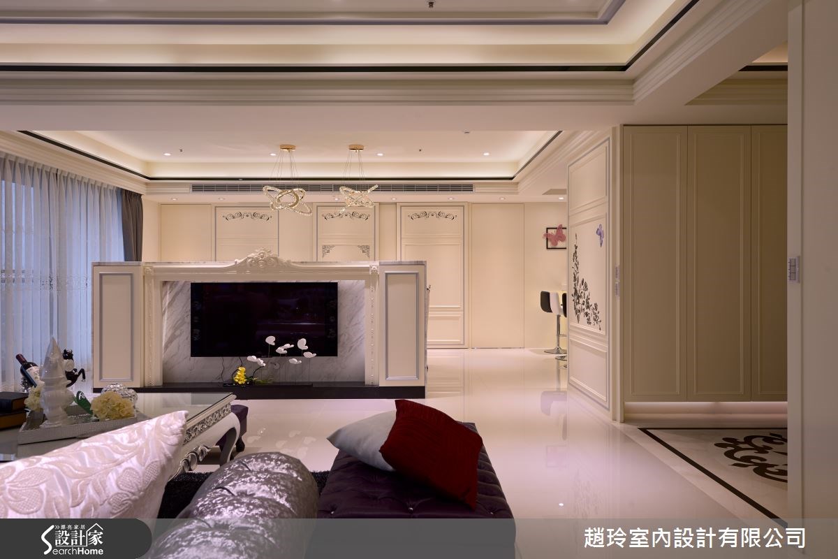 採半腰式電視牆作為客、餐廳分界,建構空間上的通透感,使公領域盡可能產生放大感。 採半腰式電視牆作為客、餐廳分界,建構空間上的通透感,使公領域盡可能產生放大感。