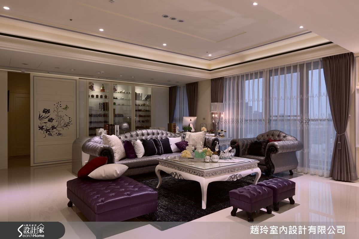 將隔間拆除,使公領域往後退,並在沙發後配置開放式書房空間,於牆面規劃大容量收納櫃,滿足男屋主展示收藏品的需求。 將隔間拆除,使公領域往後退,並在沙發後配置開放式書房空間,於牆面規劃大容量收納櫃,滿足男屋主展示收藏品的需求。