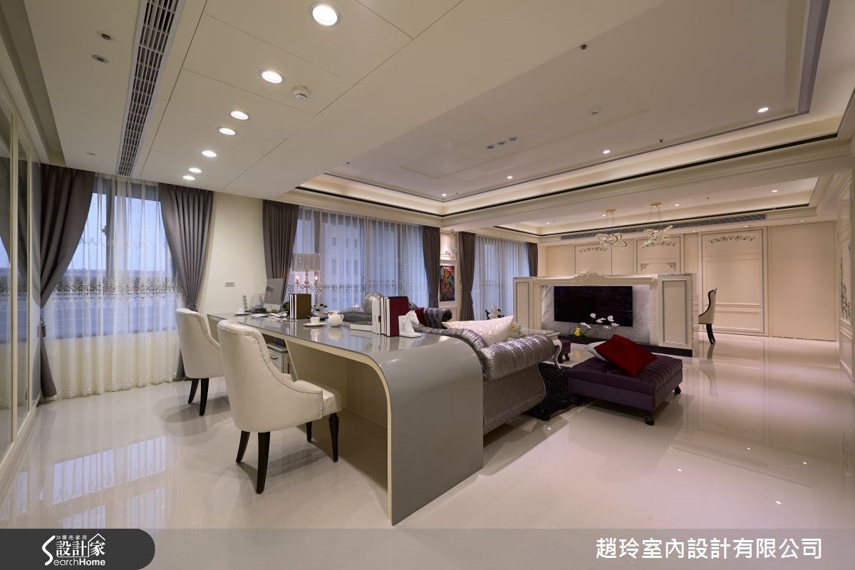 書房採開放式設計,不僅擴大公領域範圍,也因考量到先生平時喜歡待在書房,讓他在閱讀辦公之餘,也同時擁有跟家人互動相處的時間;而特別選配的書桌則充滿流線感,充滿現代風格。 書房採開放式設計,不僅擴大公領域範圍,也因考量到先生平時喜歡待在書房,讓他在閱讀辦公之餘,也同時擁有跟家人互動相處的時間;而特別選配的書桌則充滿流線感,充滿現代風格。