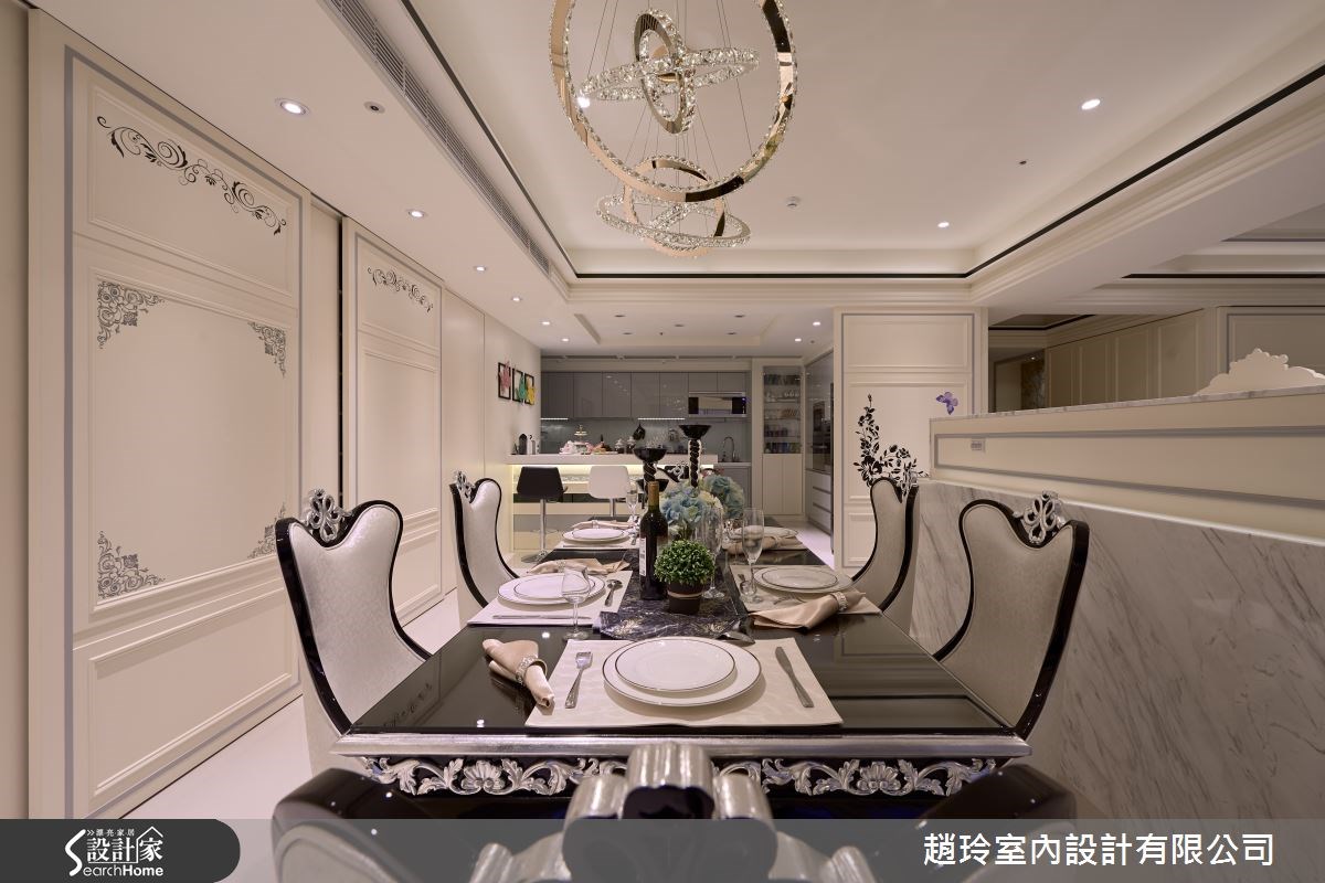 因應宴客需求,從餐廳到吧檯都提供了充裕座席,並在餐廳懸吊量身訂製的造型雙戒燈飾,讓屋主夫妻可隨時回憶甜蜜記憶。 因應宴客需求,從餐廳到吧檯都提供了充裕座席,並在餐廳懸吊量身訂製的造型雙戒燈飾,讓屋主夫妻可隨時回憶甜蜜記憶。