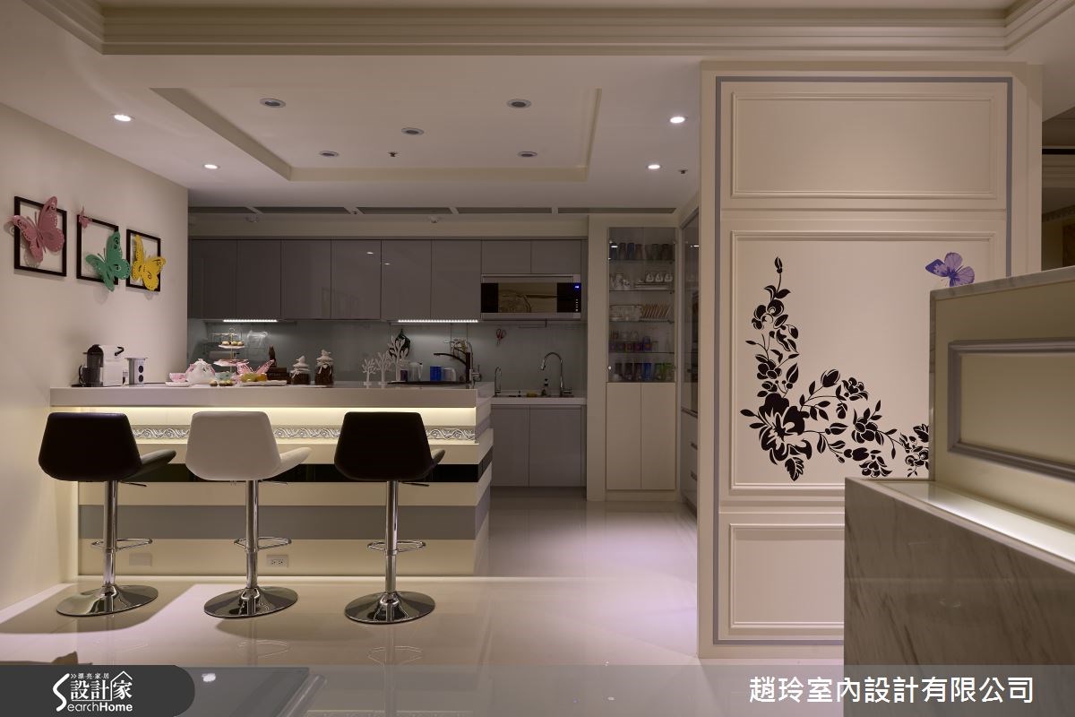 因一家人較少使用熱炒區,少有油煙問題,所以讓廚房與吧檯之間採開放式,延伸空間感;並在吧檯上方燈光採人性化設計,可用手機APP去遙控燈光色彩,為新古典氛圍也融入新潮感。 因一家人較少使用熱炒區,少有油煙問題,所以讓廚房與吧檯之間採開放式,延伸空間感;並在吧檯上方燈光採人性化設計,可用手機APP去遙控燈光色彩,為新古典氛圍也融入新潮感。