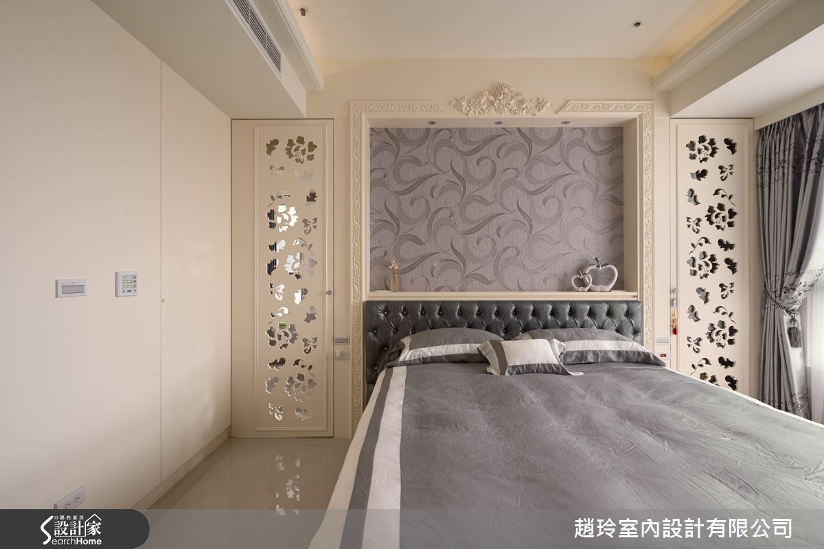 主臥空間向內推,原先的空間留給了公領域書房區域,雖地坪減少,但仍以床頭的對稱式鏤空雕花門扇,替臥房營造美感。 主臥空間向內推,原先的空間留給了公領域書房區域,雖地坪減少,但仍以床頭的對稱式鏤空雕花門扇,替臥房營造美感。