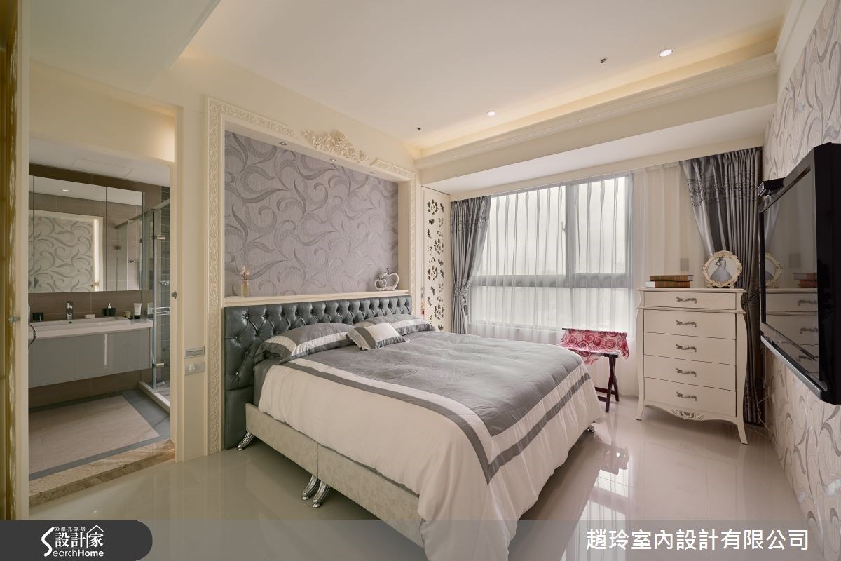 床頭牆一側可通往衛浴空間,另一邊則是香水櫃,滿足女屋主的收藏需求。 床頭牆一側可通往衛浴空間,另一邊則是香水櫃,滿足女屋主的收藏需求。