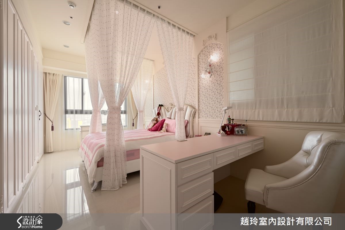小女兒房以淡粉紅搭配白色為基調,形成柔和的色彩氛圍,營造溫暖童趣感。 小女兒房以淡粉紅搭配白色為基調,形成柔和的色彩氛圍,營造溫暖童趣感。