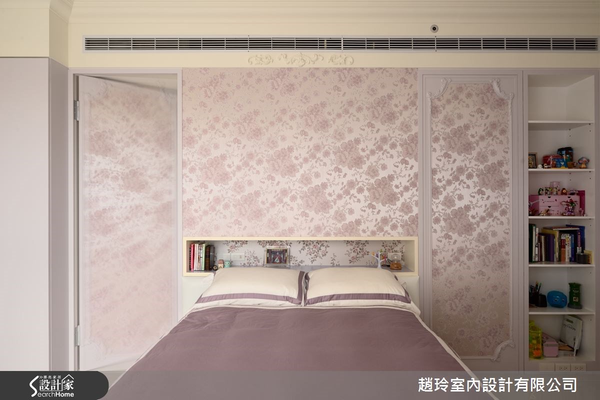 大女兒的房間以藕色鋪陳,將新古典元素局部用在門片上,並妝點壁紙與牆漆色彩做搭配,型塑少女的甜美風格,而床頭的隱藏拉門則可通往更衣室。 大女兒的房間以藕色鋪陳,將新古典元素局部用在門片上,並妝點壁紙與牆漆色彩做搭配,型塑少女的甜美風格,而床頭的隱藏拉門則可通往更衣室。