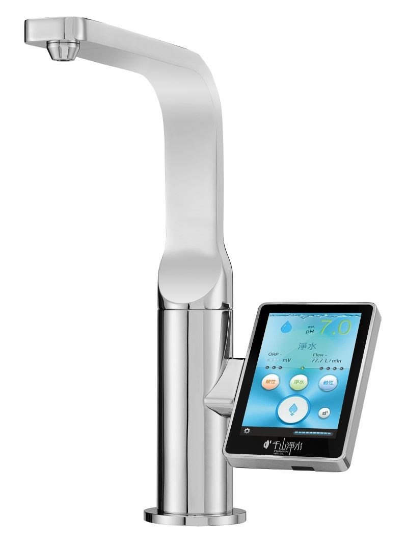 廚下型電解離子整水器_防潑水觸控式 LCD 彩色螢幕:八種段數生成鹼性/中性/酸性段數依顏色區分(鹼性鍵淡藍色,中性鍵淡綠色,酸性鍵淡橘色),顯示畫面簡單易辨認。可鎖定常用段數,防止老人小孩誤觸誤飲。圖片提供_千山淨水 廚下型電解離子整水器_防潑水觸控式 LCD 彩色螢幕:八種段數生成鹼性/中性/酸性段數依顏色區分(鹼性鍵淡藍色,中性鍵淡綠色,酸性鍵淡橘色),顯示畫面簡單易辨認。可鎖定常用段數,防止老人小孩誤觸誤飲。圖片提供_千山淨水