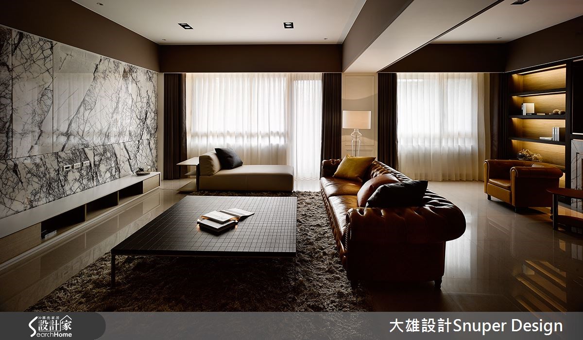 電視牆以材質展現張力,運用白色為底,妝點如髮絲般的黑色墨線,彰顯空間的貴氣。 電視牆以材質展現張力,運用白色為底,妝點如髮絲般的黑色墨線,彰顯空間的貴氣。