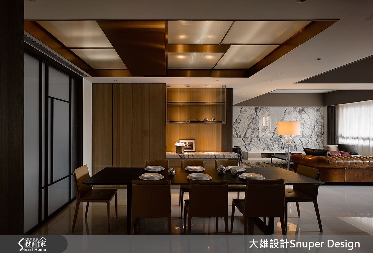 餐廳以雙色木皮與深色家具做規畫,呈現溫暖的可可色調,充滿溫潤沉穩感。 餐廳以雙色木皮與深色家具做規畫,呈現溫暖的可可色調,充滿溫潤沉穩感。